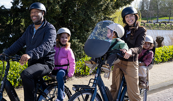 Your child sits comfortably protected from the wind in a bike seat with windscreen
